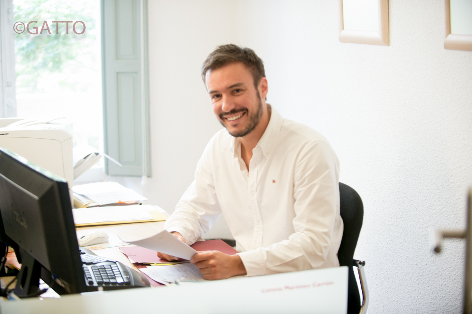 Foto trabajando en el despacho