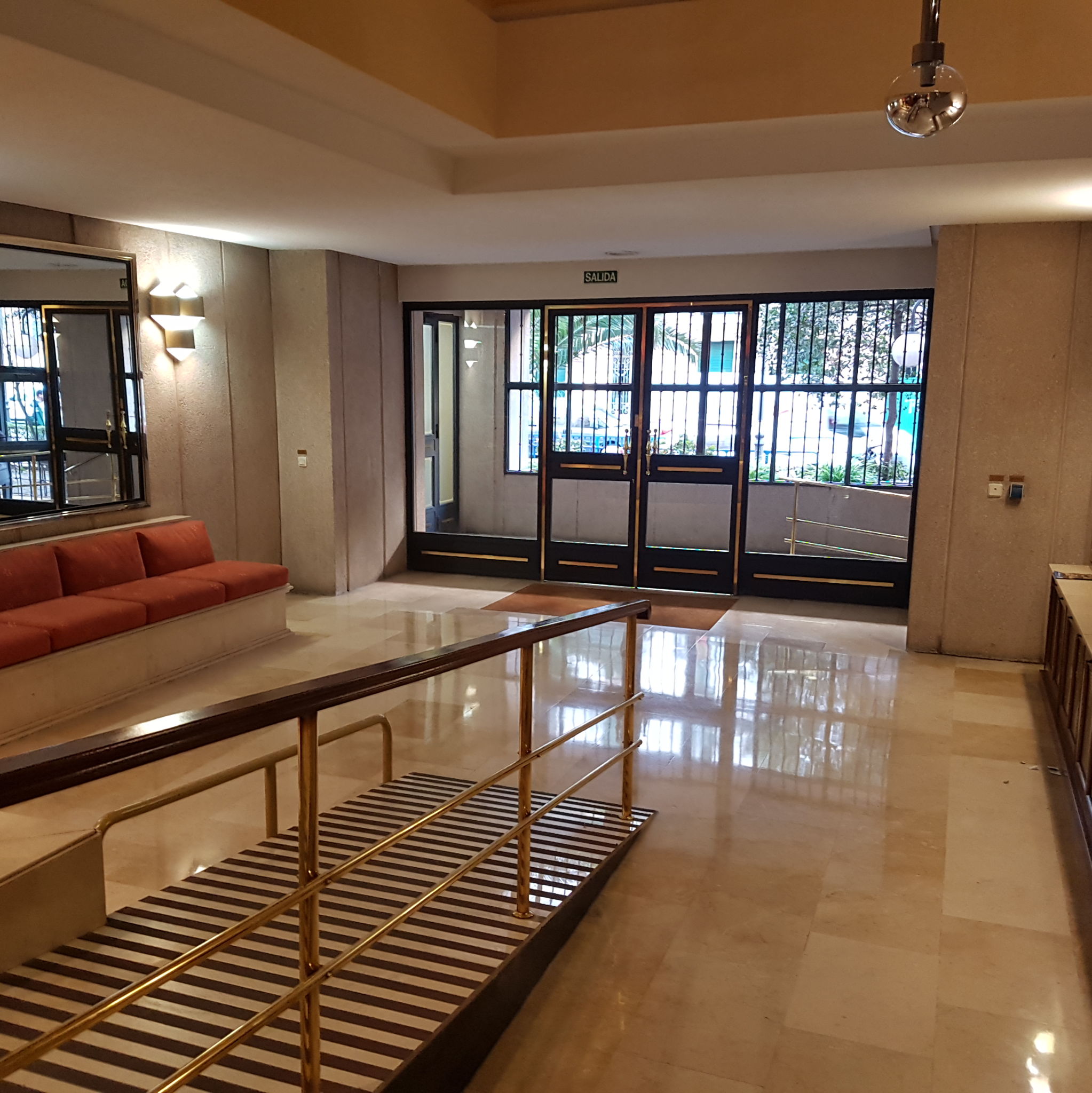 Recepción del edificio donde se encuentra nuestro despacho en Madrid