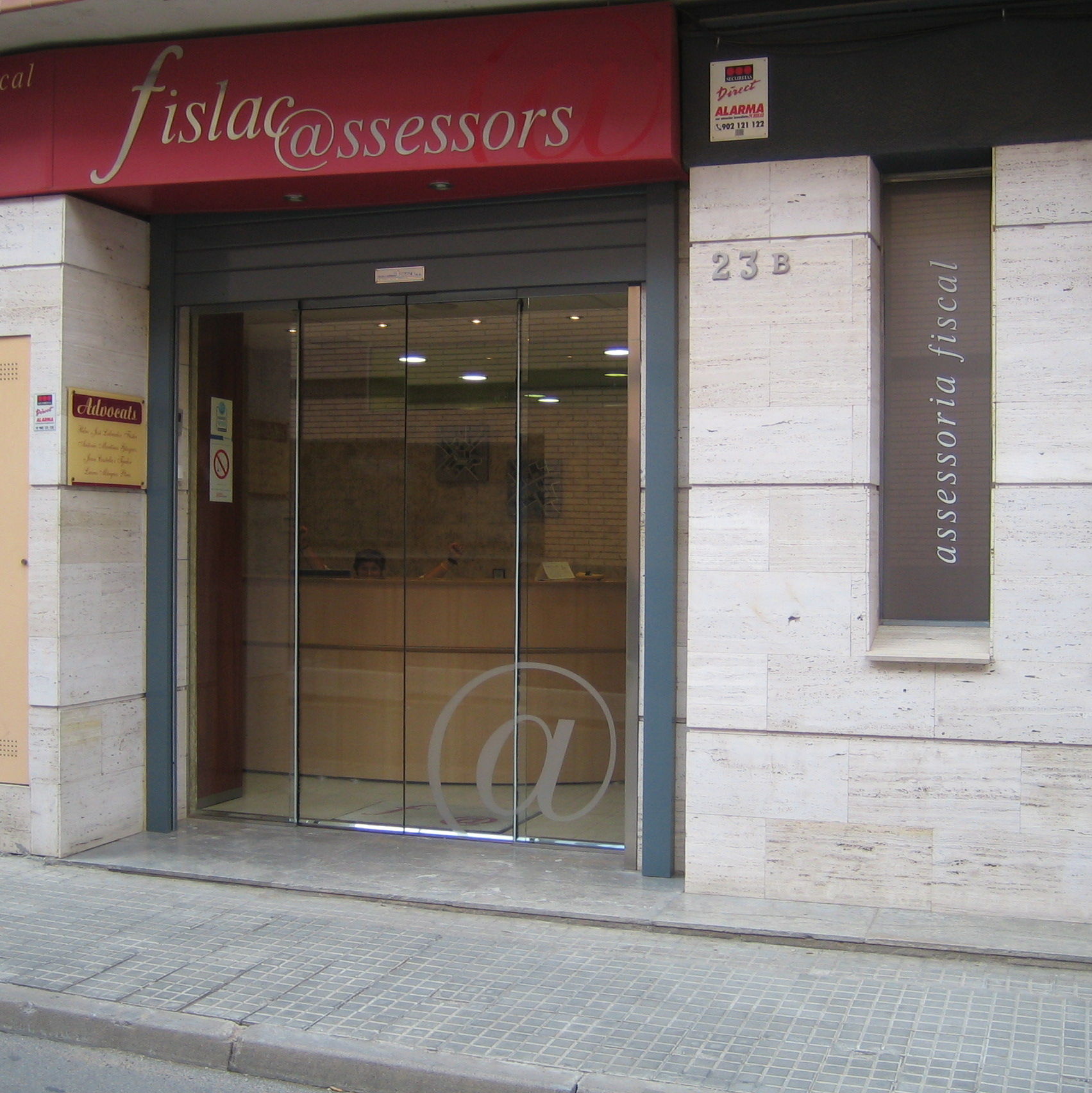 Entrada principal despacho