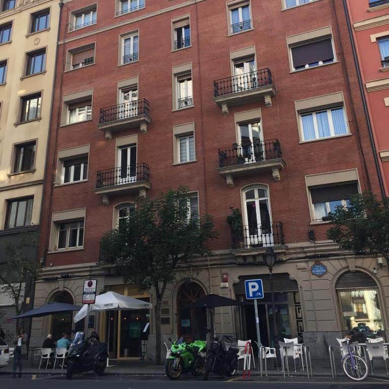 El despacho visto desde la entrada de los juzgados.