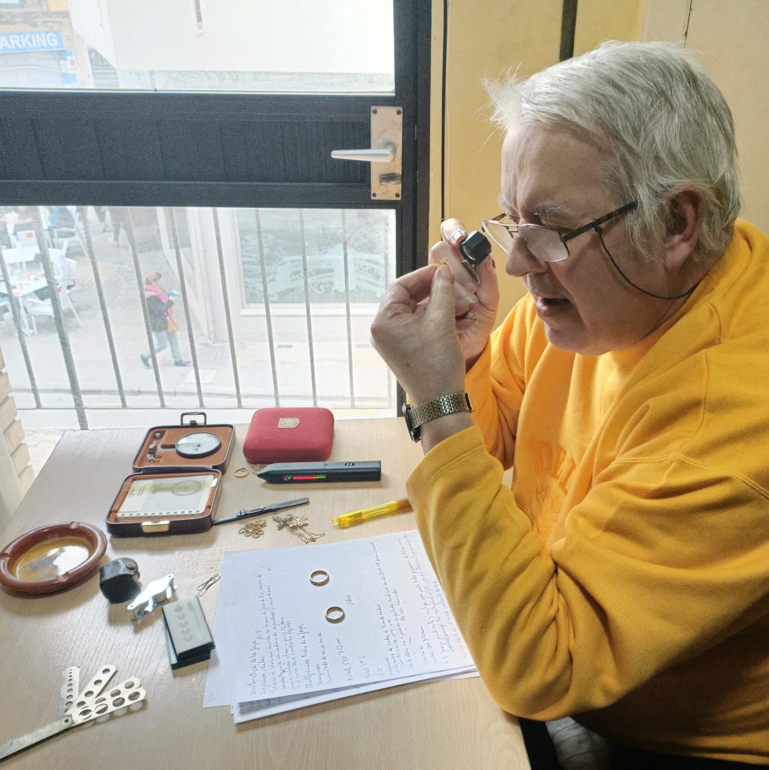 FOTO EXAMINANDO UNA GEMA EN UNA TASACIÓN