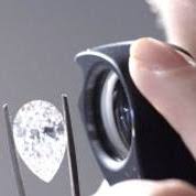 VIENDO CON LUPA UN DIAMANTE PENDELOQUE