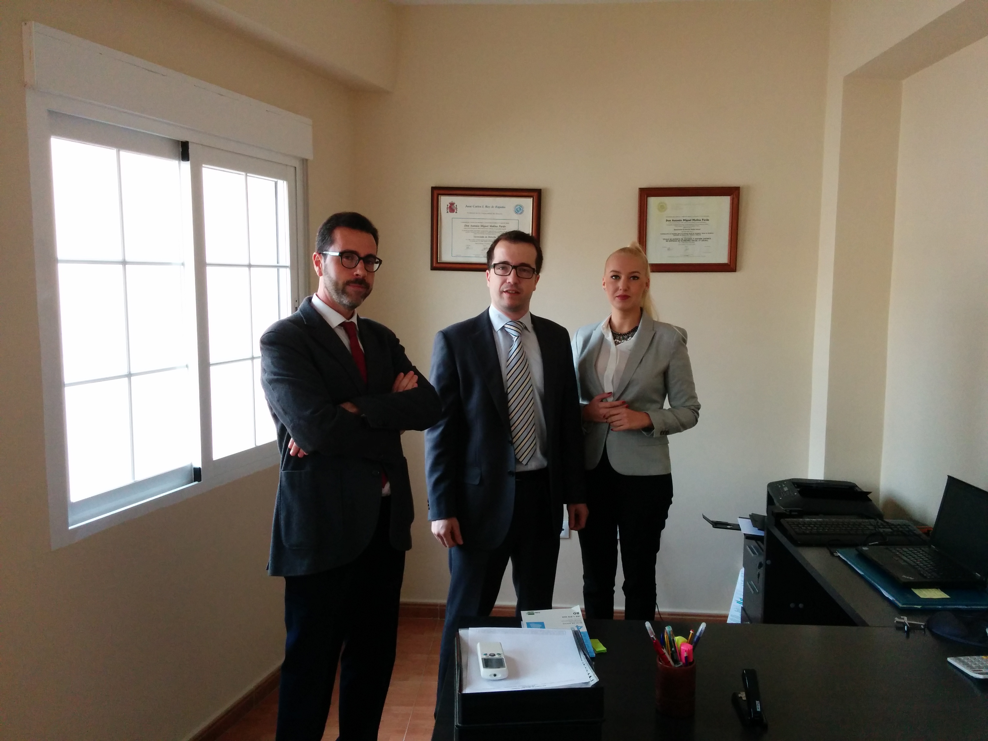Foto de nuestro despacho y equipo de abogados en Almeria.